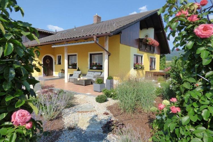 Scenic Apartment With Balcony Garden Deckchairs Barbecue Gleißenberg Exterior foto